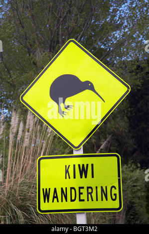 Kiwi-Warnschild, in der Nähe von Whakatane, Bay of Plenty, Nordinsel, Neuseeland