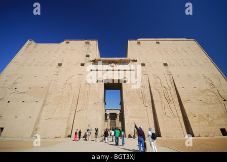 EDFU, ÄGYPTEN. Der Pylon am Tempel des Horus. Stockfoto