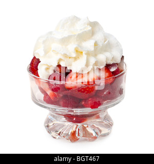 Frische Himbeeren und Erdbeeren mit Schlagsahne in Glasschale isoliert auf weiss Stockfoto