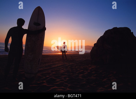 Surfer am Strand von Malibu, Kalifornien, USA Stockfoto