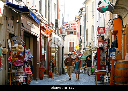 Straßenszene, L'Isle Sur la Sorgue, Vaucluse, Provence, Frankreich. Stockfoto