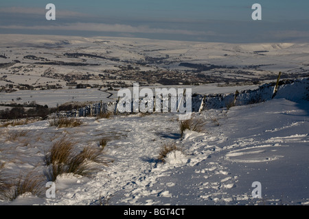 Winterlandschaft mit Blick auf Kinder Scout von Lyme Handley über Lyme Park und The Hauptmarktplatzes Trail Cheshire England Stockfoto