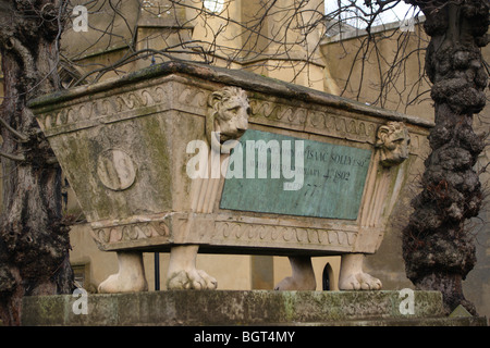 Georgische aufgeführten Grab von Isaac Solly, starb 1702, St. Marien Kirchhof, Walthamstow, London, England Stockfoto