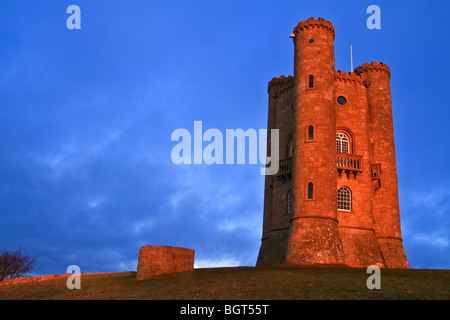 Broadway Tower bei Sonnenuntergang in der Nähe von Broadway, Cotswolds, England im goldenen Abendlicht genommen Stockfoto