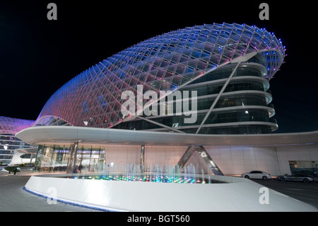 Abend geschossen von einer beleuchteten Yas Viceroy Hotel auf der Insel Yas Formel-1-Rennstrecke in Abu Dhabi, VAE Stockfoto