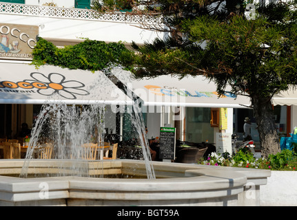 In der Plateia Evripeou sind dem Hauptplatz der Stadt Naxos viele Restaurants und Cafés und auch der Brunnen. Hora, ist Naxos Stockfoto