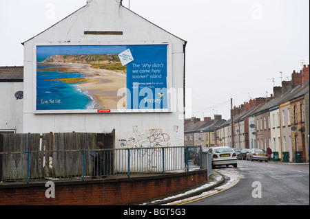 Primesight Plakat Website für Jersey Tourism auf Stirnwand des Reihenhaus in Newport South Wales UK Stockfoto