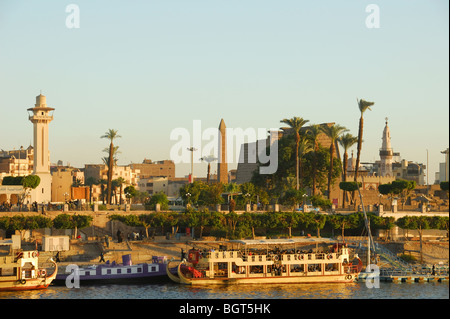 LUXOR, ÄGYPTEN. Ein Abend-Blick auf die Stadt, Corniche und Luxor-Tempel aus dem Nil. Stockfoto