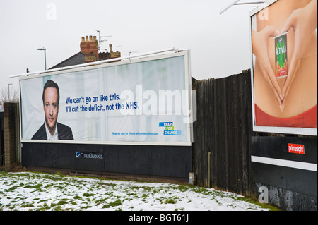 Konservative Parteichef David Cameron vorgestellten ClearChannel Billboard bauseits in Newport South Wales UK Stockfoto