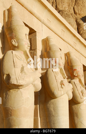 LUXOR, ÄGYPTEN. Statuen von Osiris auf der oberen Terrasse der Leichenhalle Tempel der Königin Hatshepsut (Deir el-Bahri). 2009. Stockfoto