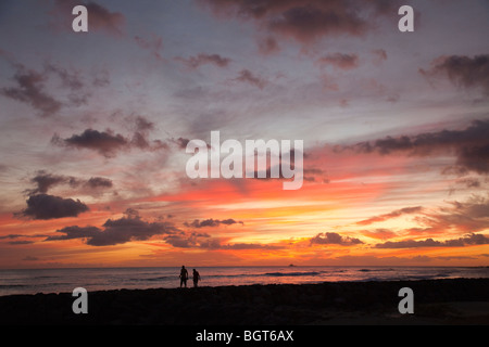 Paar genießen Sie einen Sonnenuntergang in Honolulu, Hawaii Stockfoto