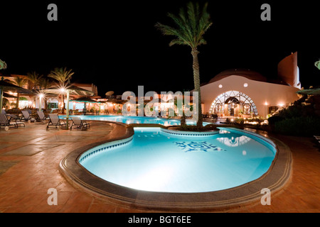 Pool-Bereich in der Nacht, im Urlaubsort. Marsa Alam, Rotes Meer, Ägypten Stockfoto