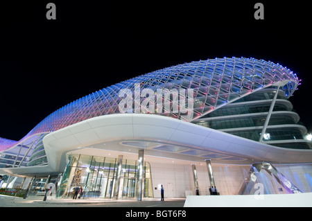 Abend geschossen von einer beleuchteten Yas Viceroy Hotel auf der Insel Yas Formel-1-Rennstrecke in Abu Dhabi, VAE Stockfoto