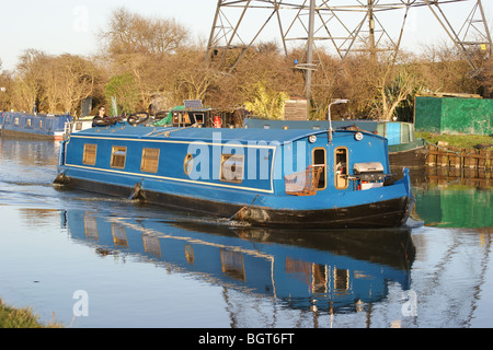 Narrowboat über den Fluß Lea, Tottenham, London, England Stockfoto