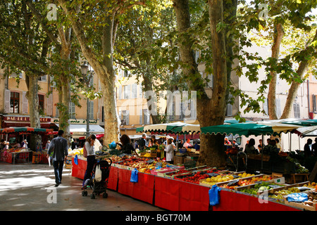 Markt am Ort Richelme in Vieil Aix der Altstadt von Aix-En-Provence, Bouches-du-Rhône, Provence, Frankreich. Stockfoto