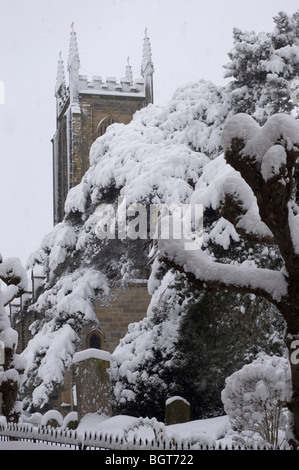 Verschneite Szene in lokalen Kirchhof Stockfoto