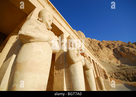 LUXOR, ÄGYPTEN. Statuen von Osiris auf der oberen Terrasse der Leichenhalle Tempel der Königin Hatshepsut (Deir el-Bahri). 2009. Stockfoto