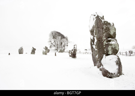 Schnee bedeckt den prähistorischen Steinkreis in Avebury in Wiltshire mit Steinen Stockfoto