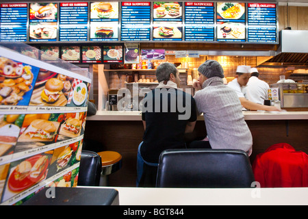 Paar, Essen in einem Restaurant in Manhattan, New York City Stockfoto