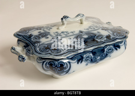 Eine englische Staffordshire (Burslem) blaue und weiße Keramik Servierplatte mit blauen Transfer Drucke verziert. Ca. 1908 der 1920er-Jahre Stockfoto