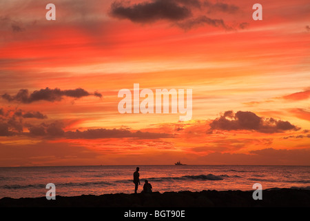 Paar genießen Sie einen Sonnenuntergang in Honolulu, Hawaii Stockfoto