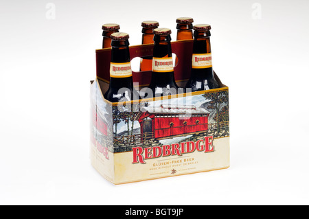 Ein 6er-Pack Flaschen von Redbridge glutenfreies Bier auf einem weißen Hintergrund. Stockfoto