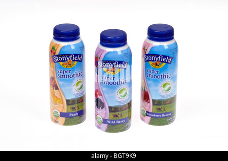 Pfirsich, Waldbeere und Erdbeere Banane vorbereitet Stonyfield Smoothies in Flaschen auf weißem Hintergrund, ausgeschnitten. Stockfoto