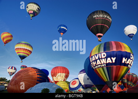 Heißluftballons an der Bristol International Balloon Fiesta in einem Masse Aufstieg beschäftigt. Stockfoto