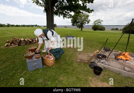 Sackets Harbor Battlefield State Historic Site Mitarbeiter, tragen des 19. Jahrhunderts zeitgenössischer Kleidung, spielt Krieg von 1812 Lagerleben. Stockfoto