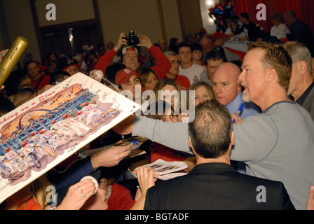 Fans mob Mark McGwire für sein Autogramm nach Entschuldigung Rede für Steroid verwenden. Stockfoto