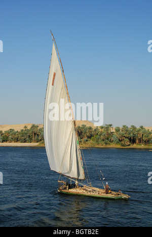 NIL, OBERÄGYPTEN. Eine Feluke arbeiten mit Felsen und Steinen flussaufwärts. 2009. Stockfoto