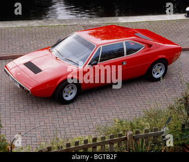 Ferrari 308 GT4 geparkt auf dem Gelände eines Hauses Stockfoto