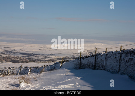 Winterlandschaft mit Blick auf Kinder Scout von Lyme Handley über Lyme Park und The Hauptmarktplatzes Trail Cheshire England Stockfoto