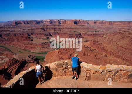 Zwei Personen betrachten über den Colorado River bei Dead Horse Point State Park in Utah Stockfoto