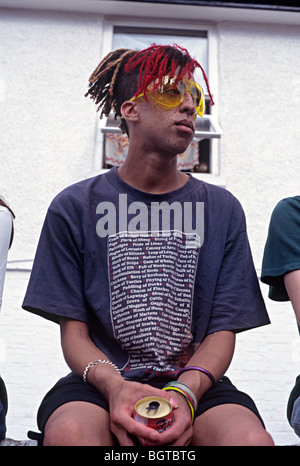 NottingHill Carnival London Parade junge gerade in modischen Brillen und rote dreadlocks Stockfoto