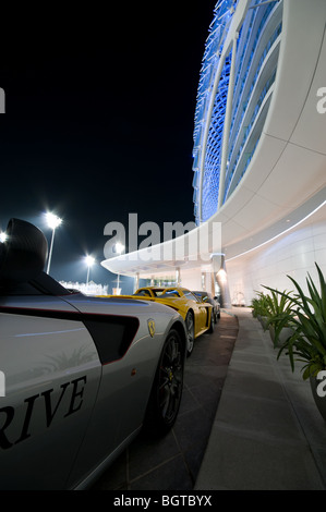 Abend geschossen von einer beleuchteten Yas Viceroy Hotel auf der Insel Yas Formel-1-Rennstrecke in Abu Dhabi, VAE Stockfoto