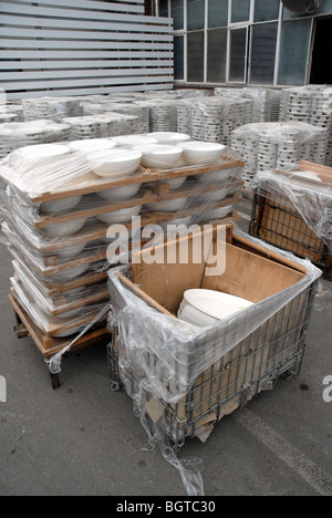 Paletten und Stapel von Platten und andere Keramik-Geschirr, außerhalb einer Fabrik, bereit für den Transport Stockfoto