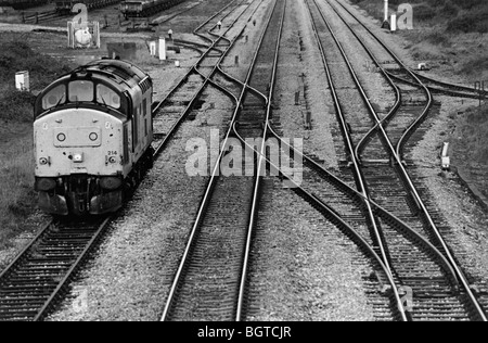 Klasse 37 Diesel-Zug Abholung Güterwagen in wales Stockfoto