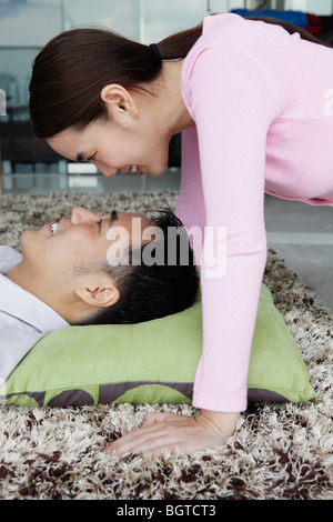 Nahaufnahme eines Paares sahen einander lächelnd Stockfoto