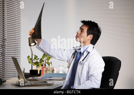 Arzt, X-Ray zu betrachten. Stockfoto