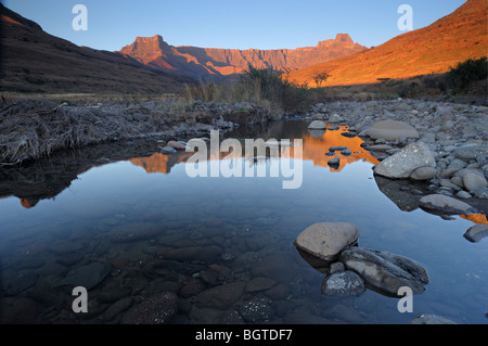 Reflexion in Tugela River Amphitheater Wand Dämmerung Royal Natal Drakensberge Ukhahlamba Nationalpark Kwazulu-Natal South Africa Stockfoto