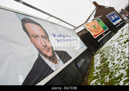 Konservative Parteichef David Cameron vorgestellten ClearChannel Billboard bauseits in Newport South Wales UK Stockfoto