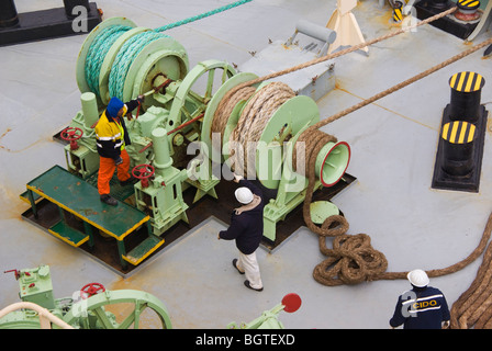 Crew auf dem Bug eines Schiffes beteiligt Operationen nach Ankunft im Hafen festmachen. Stockfoto