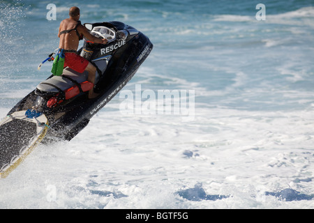 Ein Rettungsschwimmer reitet einen Jet-Ski während einer Rettungsaktion Stockfoto