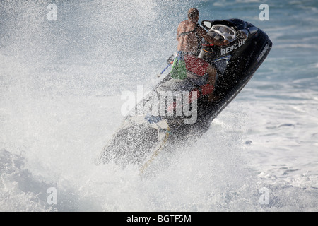 Ein Rettungsschwimmer reitet einen Jet-Ski während einer Rettungsaktion Stockfoto