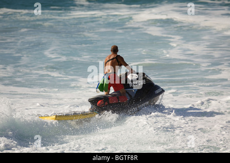 Ein Rettungsschwimmer reitet einen Jet-Ski während einer Rettungsaktion Stockfoto