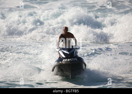 Ein Rettungsschwimmer reitet einen Jet-Ski während einer Rettungsaktion Stockfoto