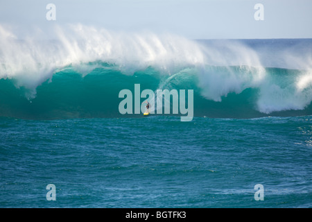 Eine Surfer reitet eine große Welle in Waimea Bay, Oahu, Hawaii Stockfoto