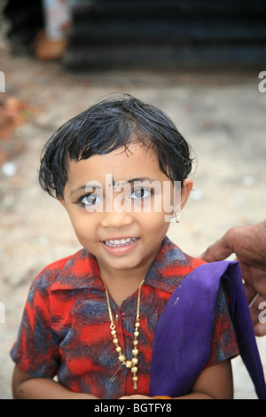 Lokalen Kind trägt ein Bindi lächelnd in einem Kokos-Dorf in Alleppey Kerala Stockfoto