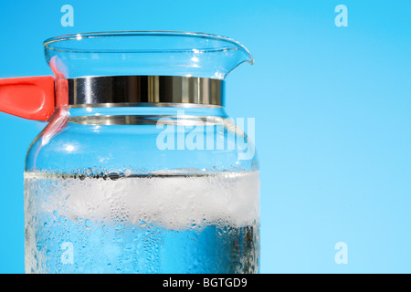 Krug mit Wasser und Eis Stockfoto